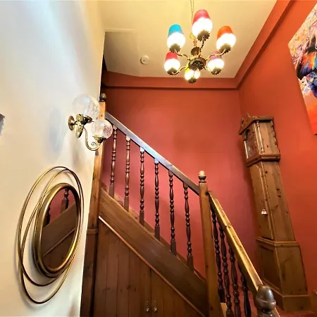 Yarn House Cosy Traditional Overlooking Waterfalls