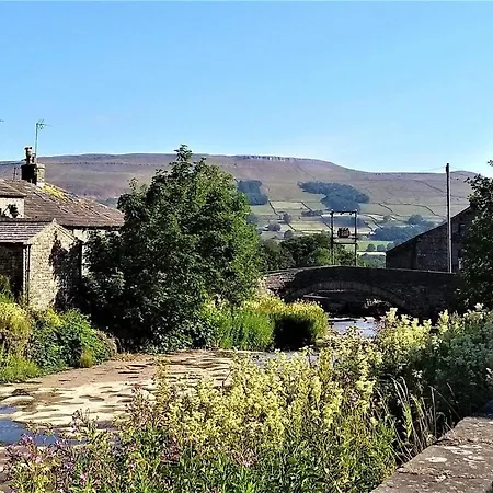 Yarn House Cosy Traditional Overlooking Waterfalls