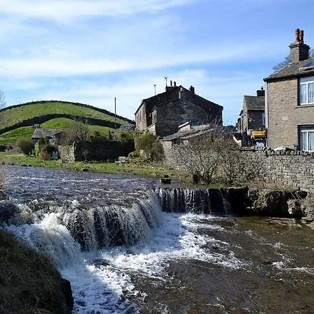Yarn House Cosy Traditional Overlooking Waterfalls * Hawes