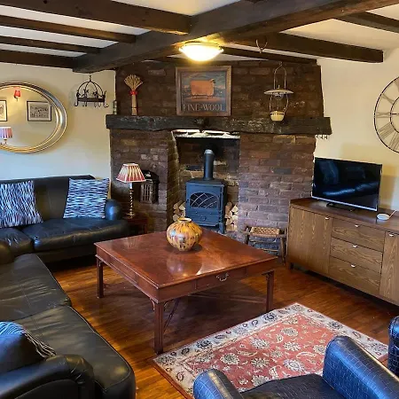 Yarn House Cosy Traditional Overlooking Waterfalls *
