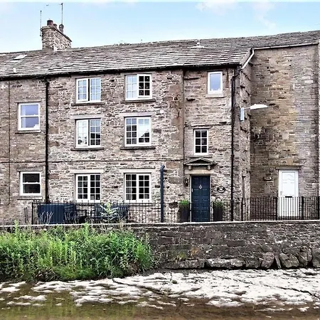 Yarn House Cosy Traditional Overlooking Waterfalls بيت للعطل