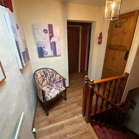 Yarn House Cosy Traditional Overlooking Waterfalls بيت للعطل
